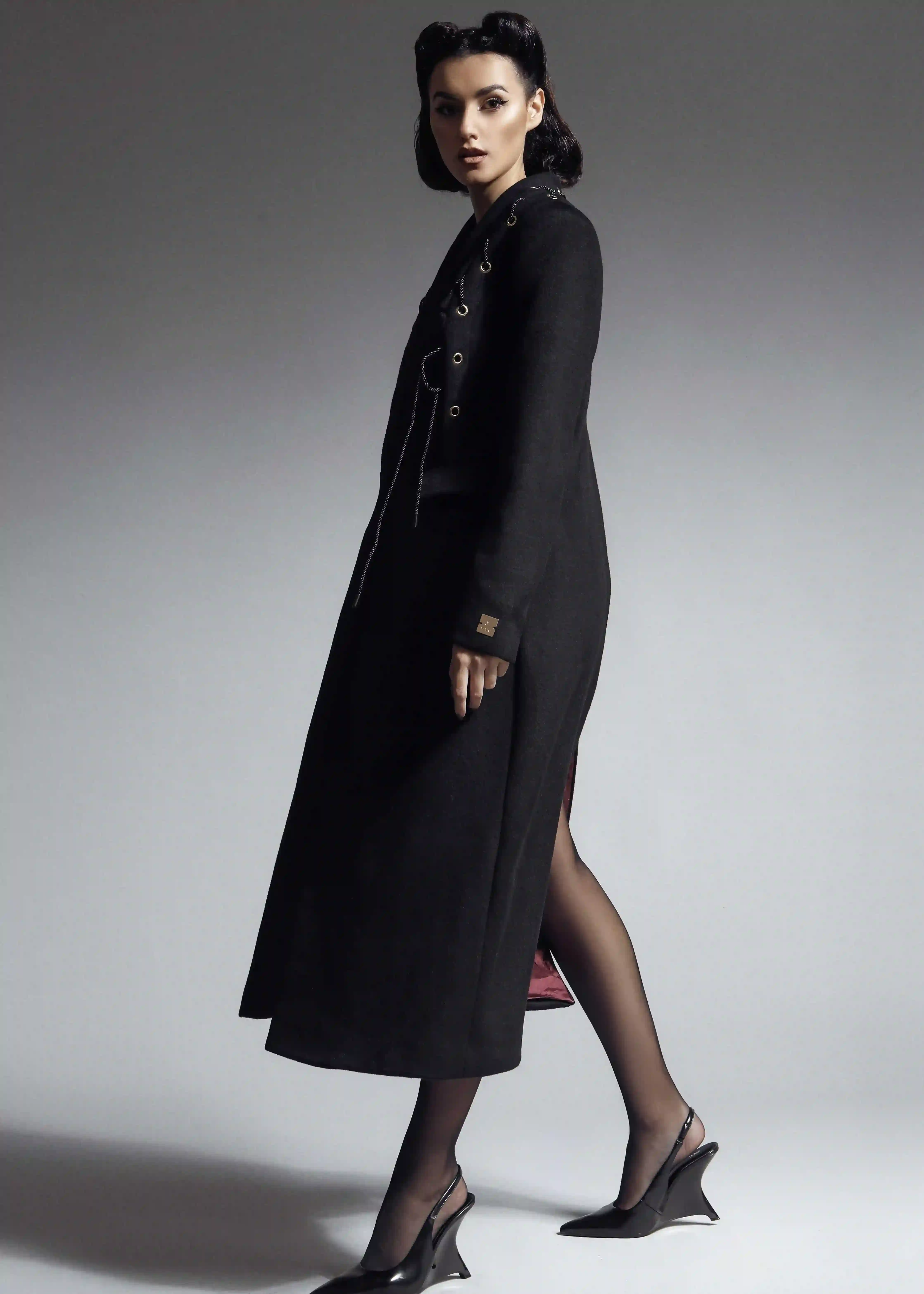 Model nosi Vanta kaput